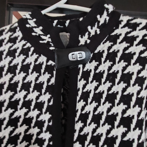 Black & White Retro Cape - Picture 2 of 4